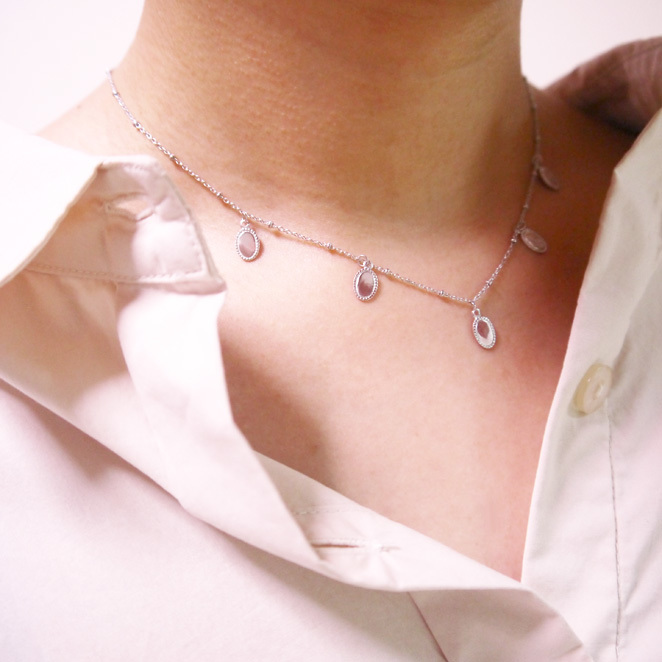 oval dot necklaceのシルバーカラーの着用写真