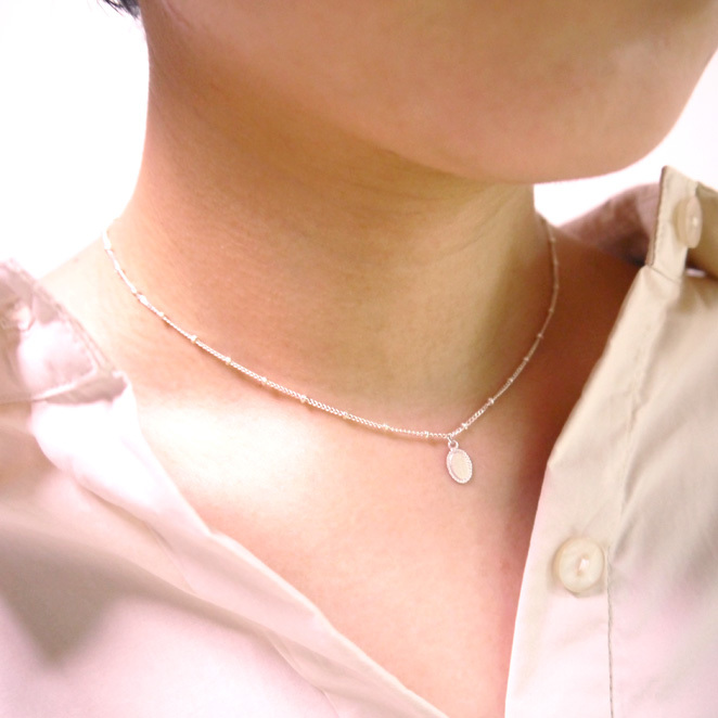 oval dot necklaceのマットシルバーカラーの着用写真
