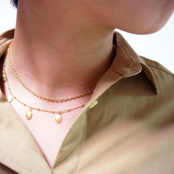 oval dot necklaceのゴールドカラーの着用写真